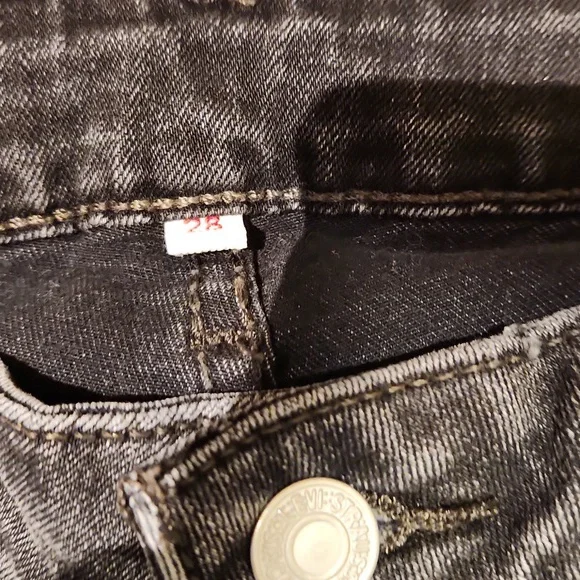 Levi's Skinny Jeans in Washed Black with Paint-Splatter Detail - Picture 5 of 8